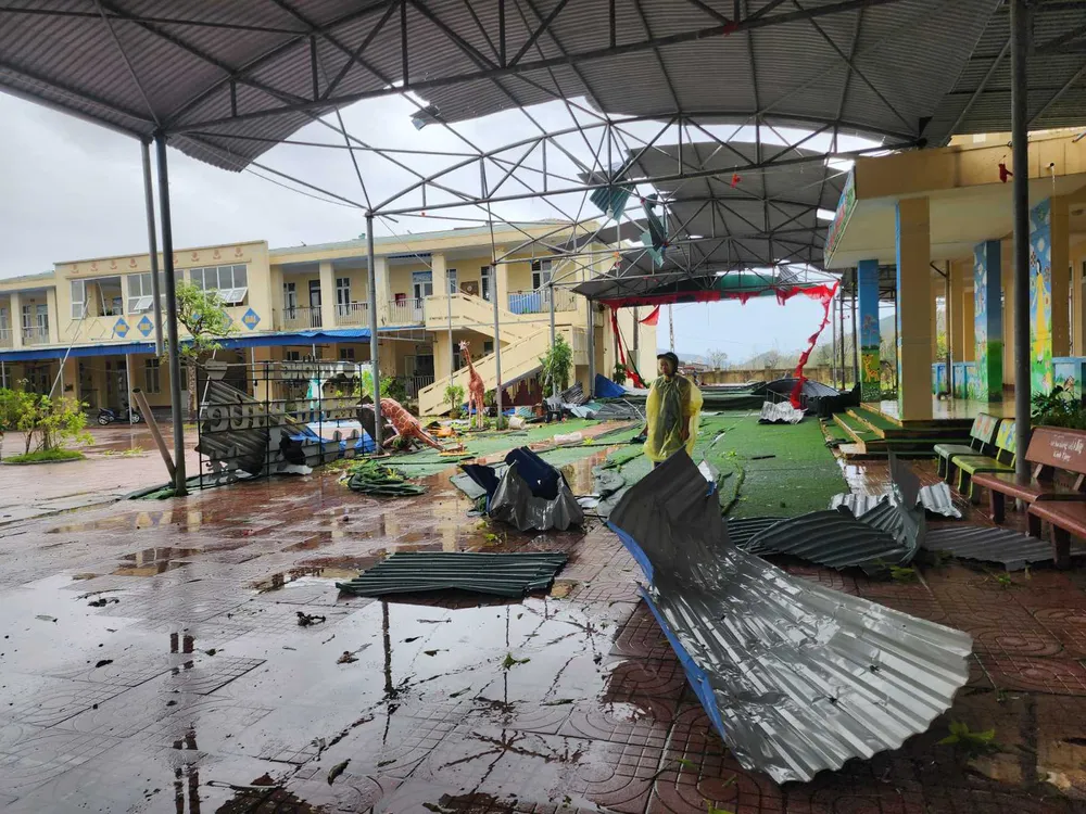 Cô Nguyễn Thị Lợi, hiệu trưởng Trường Mầm non Thịnh Lộc (xã Lộc Hà, tỉnh Hà Tĩnh) kiểm tra trường sau bão. Ảnh: DƯƠNG QUANG ảnh_Viber_2025-09-29_08-29-32-324.jpg