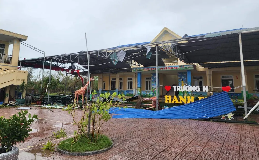 Cảnh tan hoang trước khu vực sân trường. Ảnh: DƯƠNG QUANG ảnh_Viber_2025-09-29_08-30-23-477.jpg