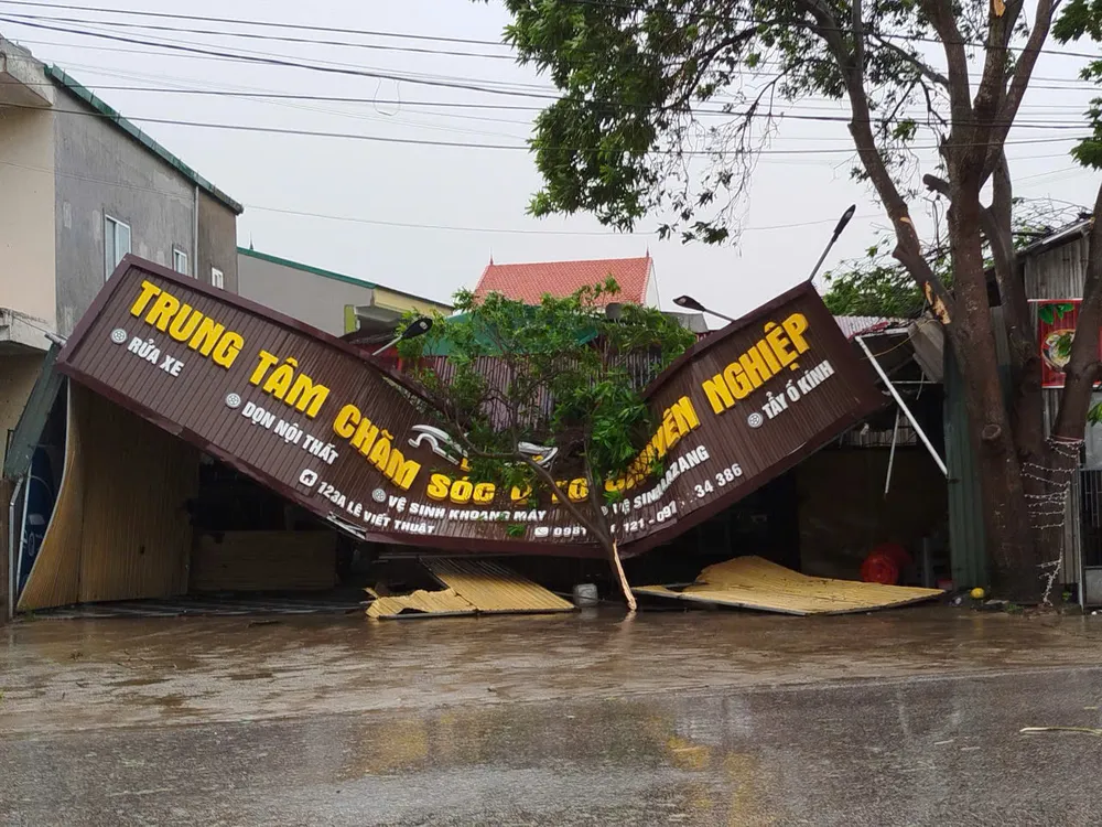 Một xưởng xe bị sập. Ảnh: DUY CƯỜNG z7060783530439_d8dc01cf652800fe4cd4c2e557bc186a.jpg