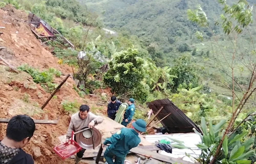 Chính quyền xã Hùng Sơn huy động lực lượng xung kích hỗ trợ di dời một số vật dụng cần thiết. Ảnh: UBND XÃ HÙNG SƠN z7061716209717_87c9354a6cf04a3c236c10854787e04e.jpg