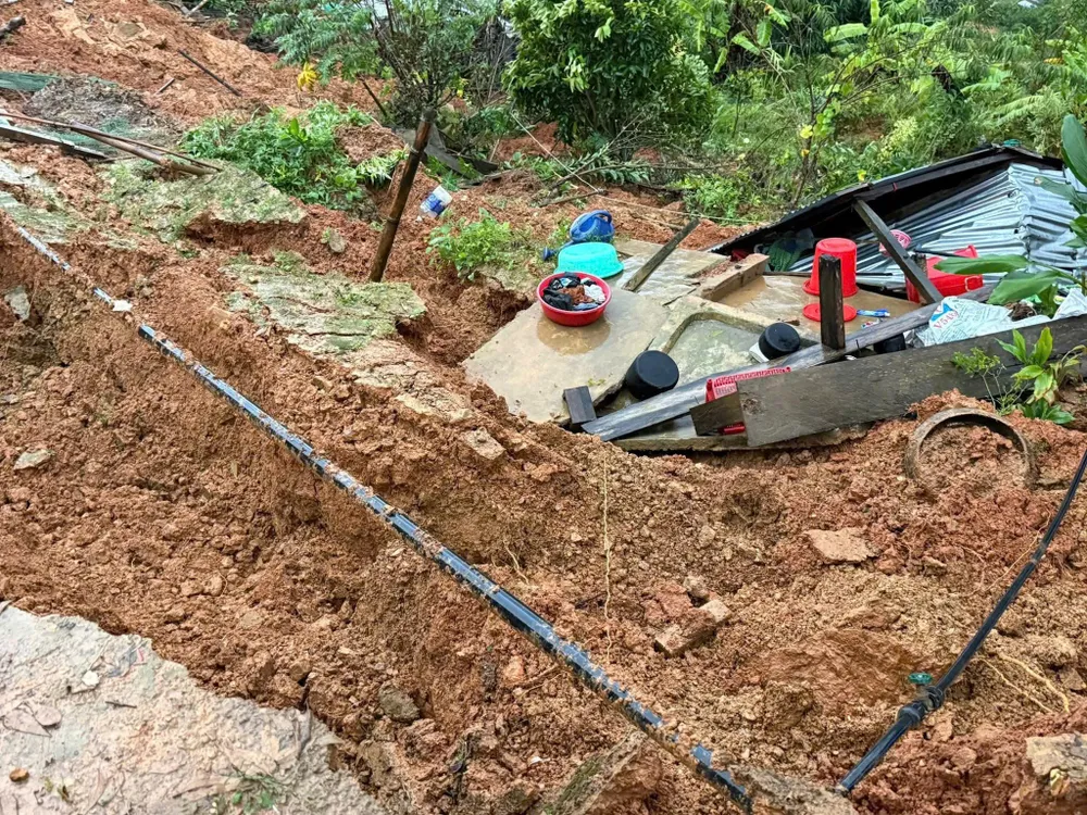 Hiện trường vụ sạt lở đất tại thôn Ga'nil. Ảnh: UBND XÃ HÙNG SƠN z7061716255570_bc31653bf41653156ae1757ea878eb32.jpg
