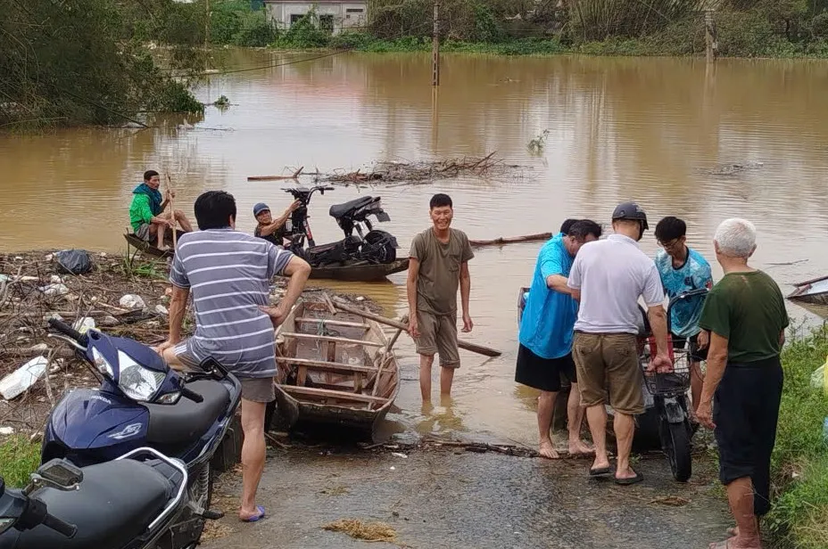 Người dân phải đưa cả xe điện lên thuyền để di chuyển Người dân phải đưa cả xe điện lên thuyền để di chuyển