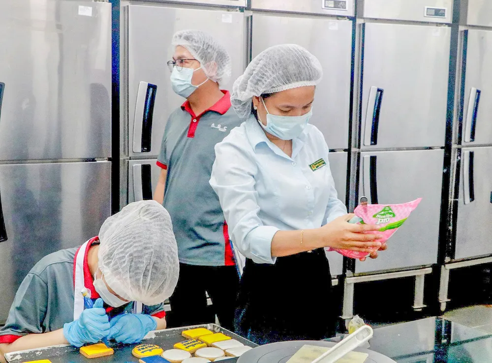Bà Nguyễn Thị Kim Hồng, Đội trưởng Đội Quản lý An toàn thực phẩm số 1 (Ban Quản lý An toàn thực phẩm TP Đà Nẵng) đang kiểm tra. Ảnh: XUÂN QUỲNH z7065951423916_a4b3905eb794b184fe4a522f2c822472.jpg