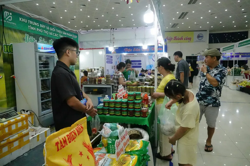 Các sản phẩm trưng bày đa dạng, phong phú. Ảnh: XUÂN QUỲNH 1000037252.jpg
