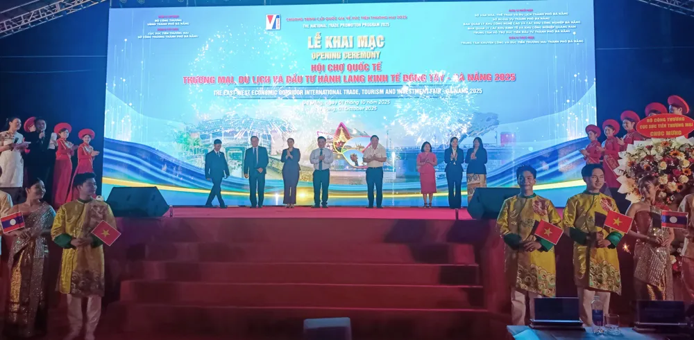 Các đại biểu thực hiện nghi thức khai mạc. Ảnh: XUÂN QUỲNH 1000037289.jpg