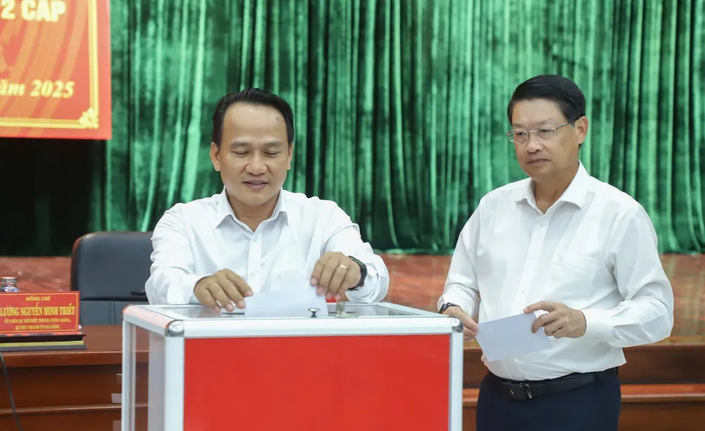 Ông Nguyễn Đình Vĩnh, Phó Bí thư Thường trực Thành ủy Đà Nẵng và ông Ngô Xuân Thắng, Phó Bí thư Thành ủy Đà Nẵng ủng hộ. Ảnh: XUÂN QUỲNH 9c6a63df11349b6ac225 (1).jpg