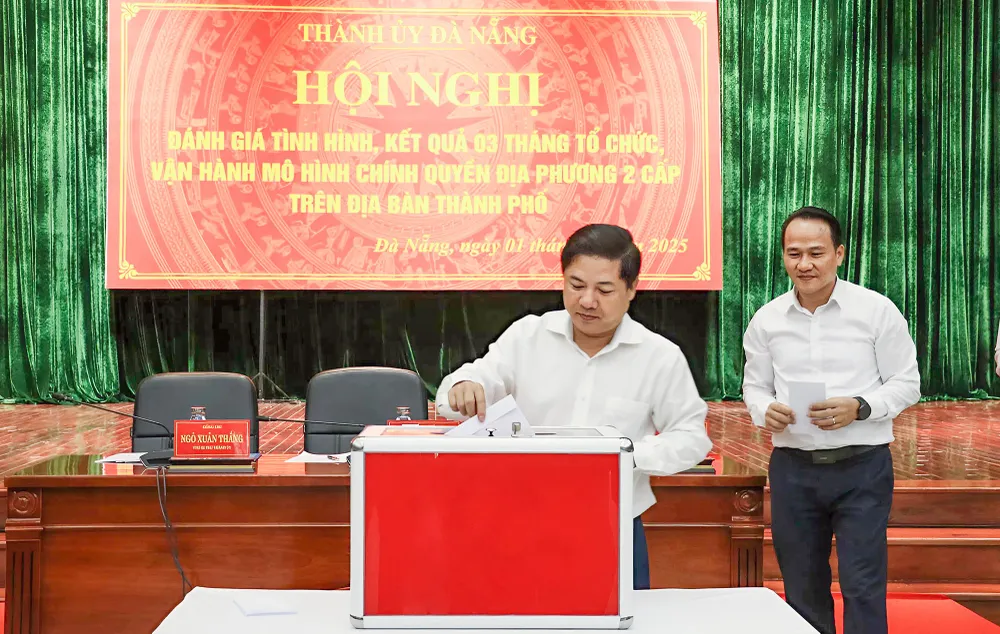 Ông Lương Nguyễn Minh Triết, Bí thư Thành ủy Đà Nẵng ủng hộ. Ảnh: XUÂN QUỲNH anh ung ho.jpg