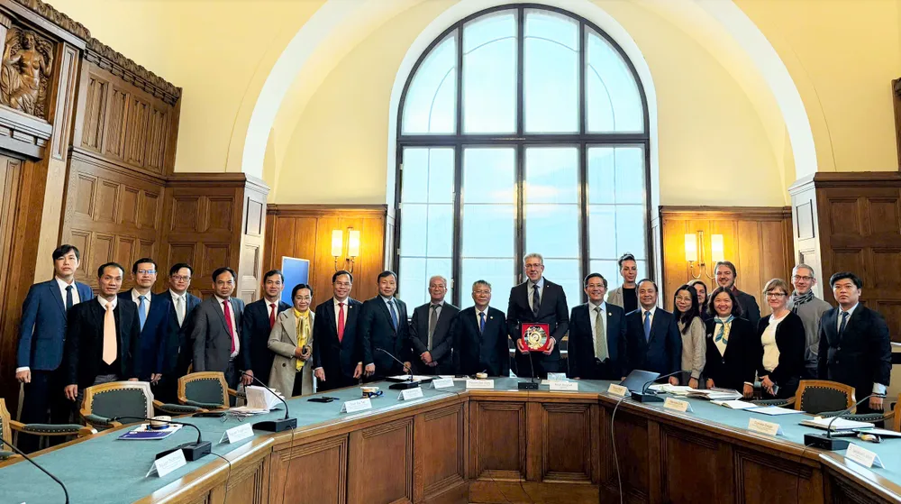 Đoàn công tác TP Đà Nẵng đến thăm, làm việc với chính quyền thành phố Chemnitz. Ảnh: ĐOÀN CÔNG TÁC ANH 1.jpg