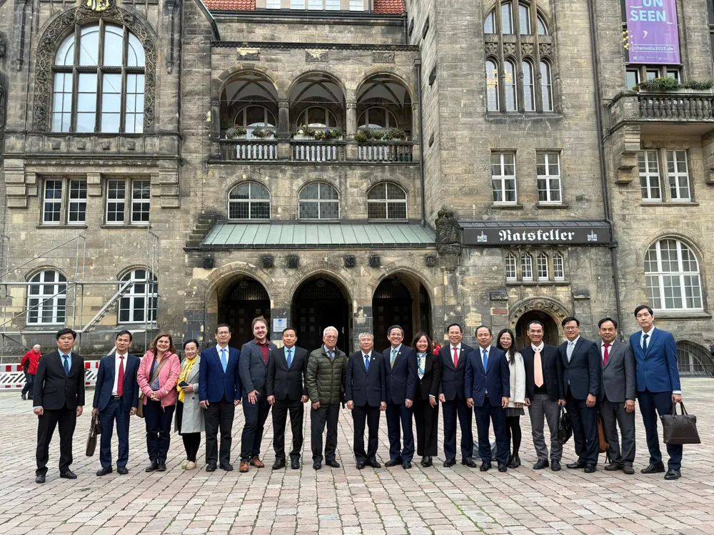 Đoàn công tác TP Đà Nẵng tham quan công trình văn hóa nổi tiếng của TP Chemnitz. Ảnh: ĐOÀN CÔNG TÁC ANH 5.jpg