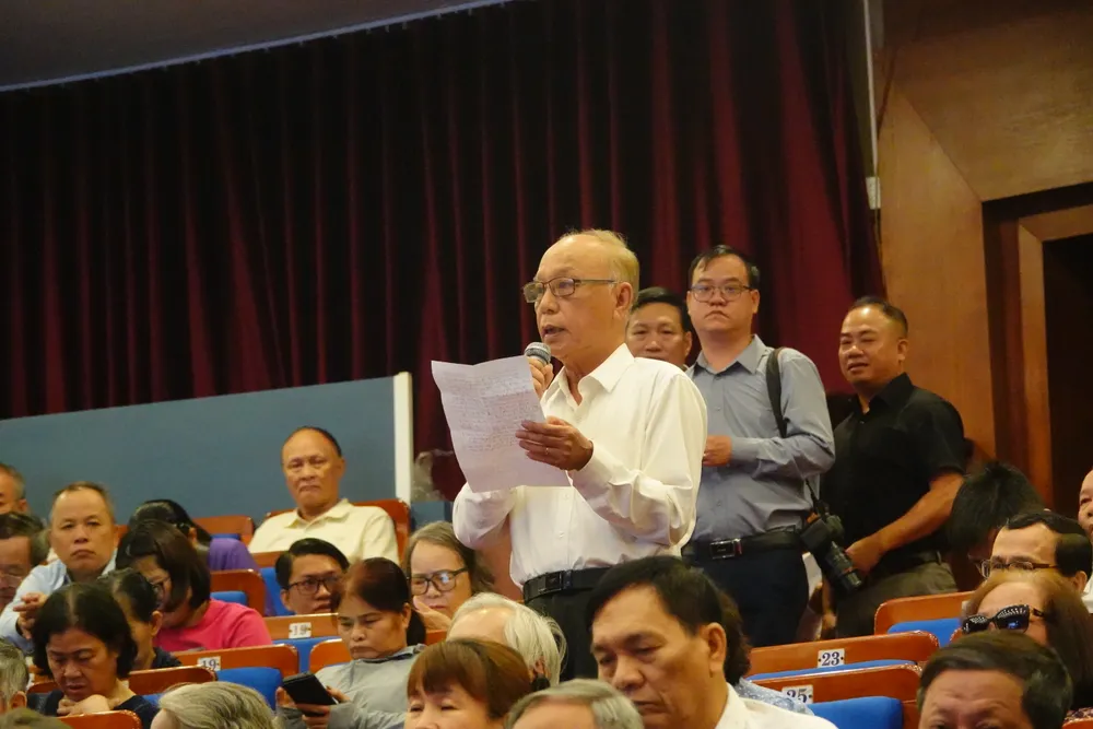 Cử tri Mai Tấn Hào, Trưởng Ban Công tác mặt trận khu dân cư 17 Xuân Hà, phường Thanh Khê (TP Đà Nẵng) phát biểu. Ảnh: XUÂN QUỲNH DSC05898.JPG