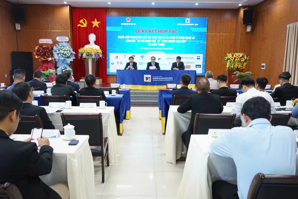 Thảo luận về mạng lưới. Ảnh: XUÂN QUỲNH z7077831330071_4da071ac506a3851633b0d2437e117a9.jpg
