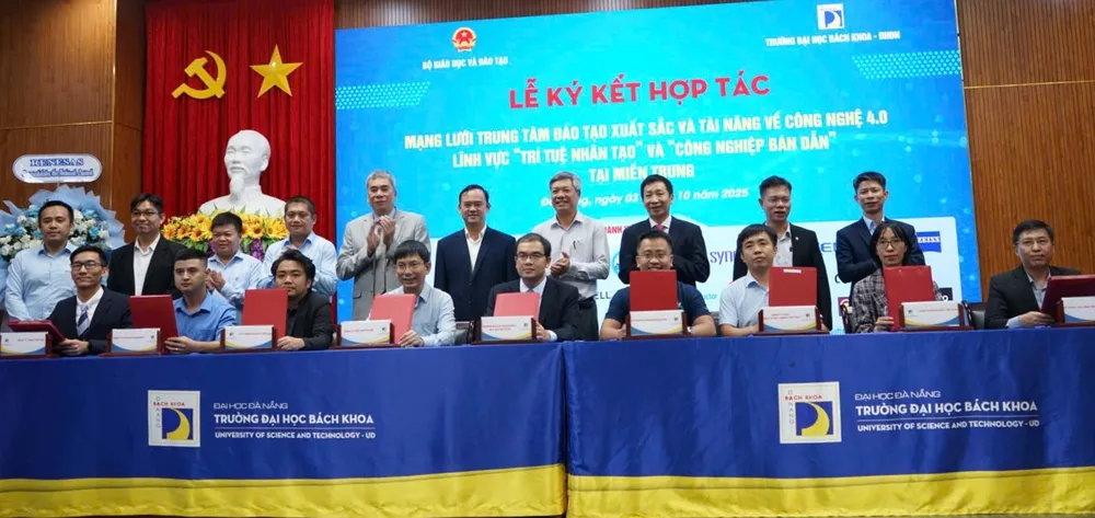Các thành viên là doanh nghiệp ký kết hợp tác. Ảnh: XUÂN QUỲNH z7077831350334_6032f22fd9b22ed21cf3e26d96493a69.jpg