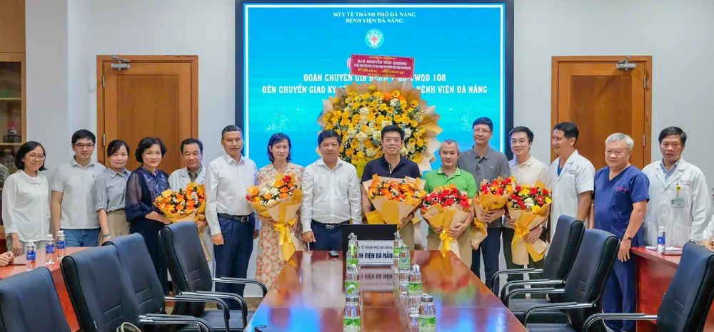 Bí thư Thành ủy TP Đà Nẵng tặng hoa cảm ơn Bệnh viện Trung ương Quân đội 108 đã hỗ trợ Bệnh viện Đà Nẵng thực hiện thành công ca ghép gan đầu tiên z7078353691514_ebd861e8ff79e65ae1287f9e0d7dc839.jpg