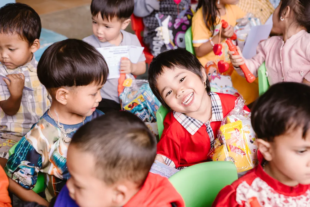 Các em Trường Mầm non liên xã Axan – Tr’hy vui mừng đón nhận quà Trung thu từ chương trình 1.png