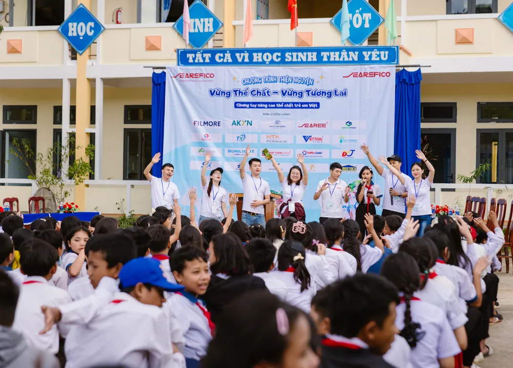 Tình nguyện viên hoạt náo, mang đến không khí vui tươi tại Trường PTDTBT THCS Lý Tự Trọng 2.png