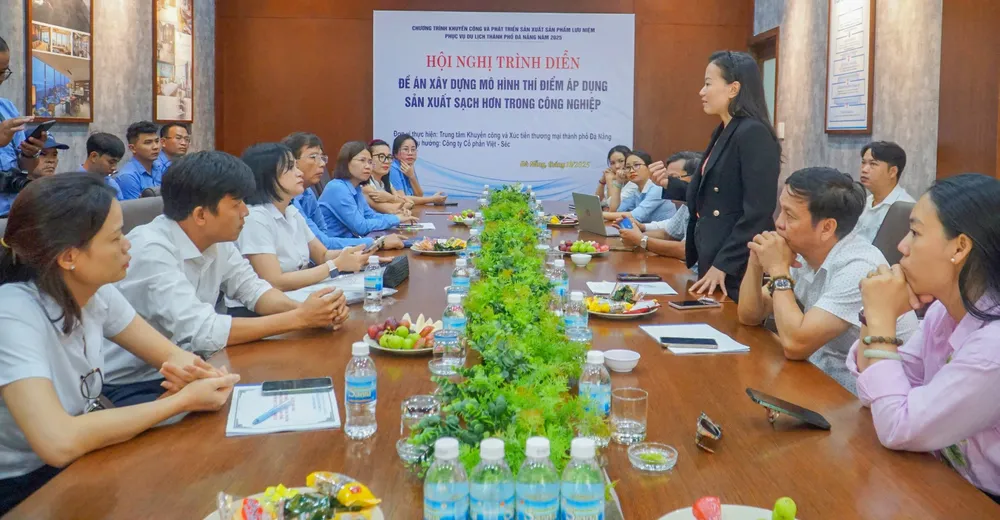 Nghiệm thu mô hình thí điểm áp dụng sản xuất sạch hơn trong công nghiệp tại Công ty CP Việt Séc. Ảnh: XUÂN QUỲNH z7087371973360_b2ba19a499c4adb4d1b81b51fe4383c9.jpg
