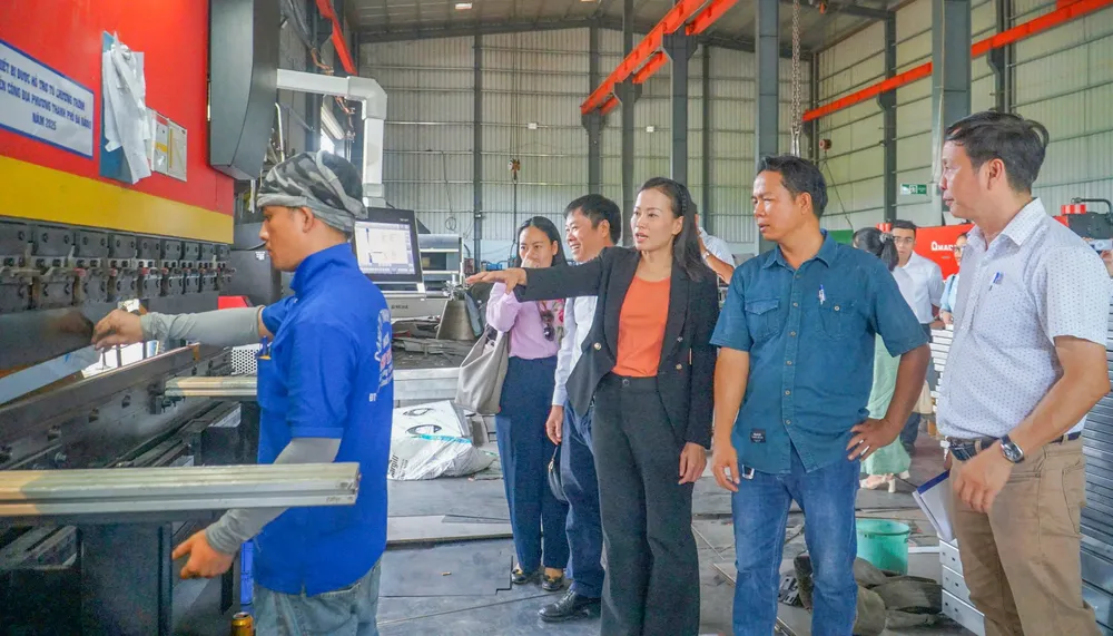 Máy chấn tôn thủy lực CNC tại Công ty TNHH MTV inox Kính Thành được đầu tư với "trợ lực" từ chương trình khuyến công Đà Nẵng năm 2025. Ảnh: XUÂN QUỲNH