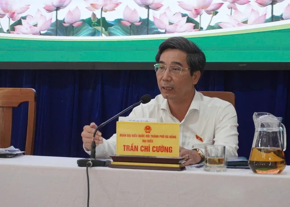 Ông Trần Chí Cường, Đại biểu Quốc hội, Phó Chủ tịch UBND TP Đà Nẵng trả lời ý kiến cử tri. Ảnh: XUÂN QUỲNH z7090455316259_837e9eb0a77dbad96015aa129d592261.jpg