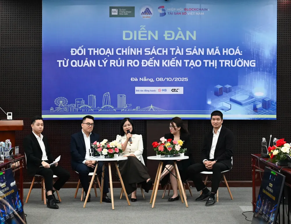 Các diễn giả thảo luận chủ đề "Từ quản lý rủi ro đến kiến tạo thị trường”. Ảnh: XUÂN QUỲNH Phiên thảo luận.jpg