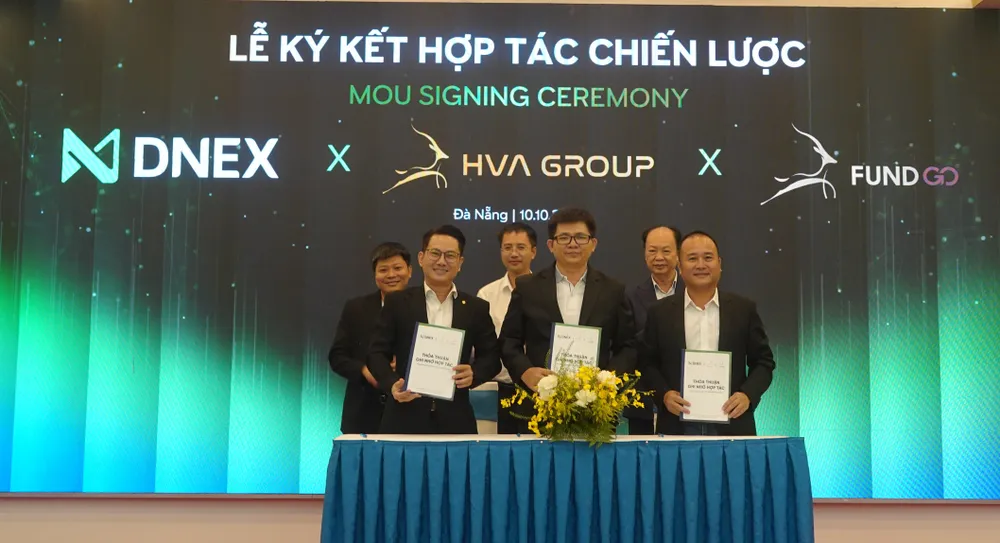 Các đơn vị thực hiện ký kết. Ảnh: XUÂN QUỲNH DSC06175.JPG