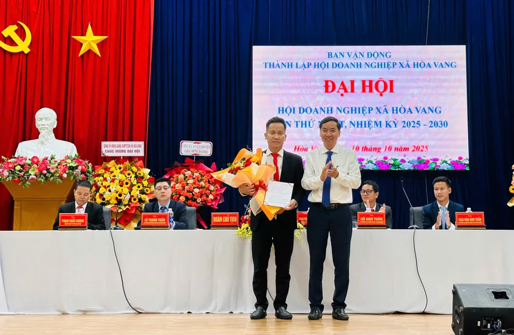 Ông Nguyễn Đình Trọng giữ chức chủ tịch Hội Doanh nghiệp xã Hòa Vang lần thứ I, nhiệm kỳ 2025-2030. Ảnh: XUÂN QUỲNH z7102203188390_e69fdf25f1bb1b032ccc43b0a61c8a7c.jpg