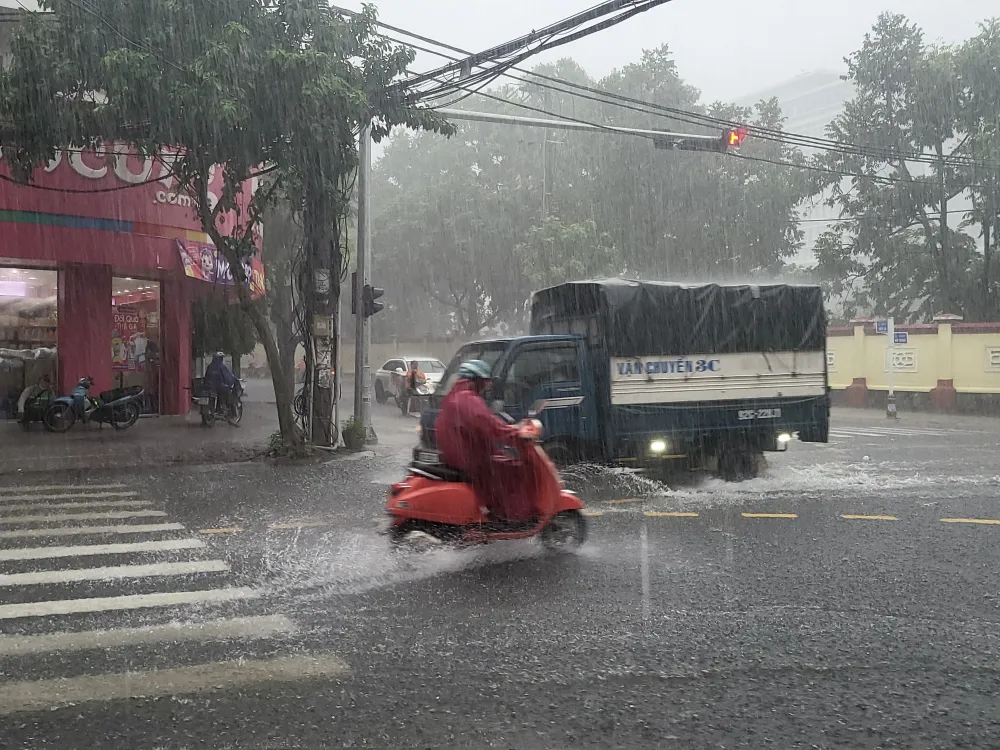 Khu vực phường Hòa Cường mưa lớn vào chiều 16-10. Ảnh: XUÂN QUỲNH 20251016_141510.jpg
