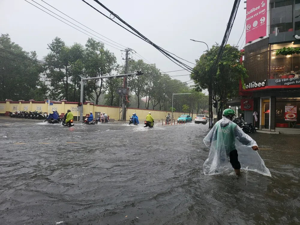 Người dân lội bộ vì ngập cục bộ. Ảnh: XUÂN QUỲNH 20251016_142545.jpg
