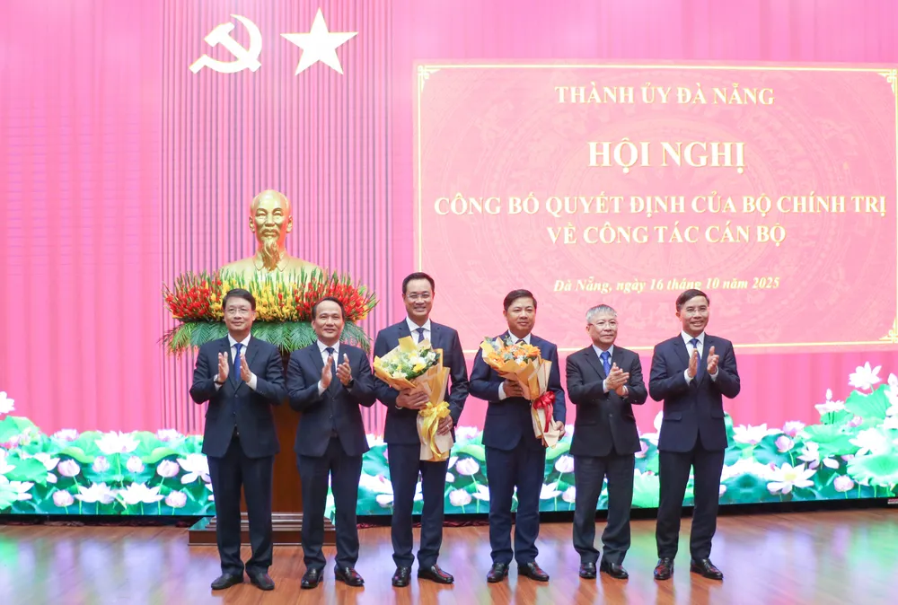 Ban Thường vụ Thành ủy Đà Nẵng chúc mừng đồng chí Lê Ngọc Quang, Bí thư Thành ủy Đà Nẵng và đồng chí Lương Nguyễn Minh Triết, Bí thư Tỉnh ủy Đắk Lắk (nguyên Bí thư Thành ủy Đà Nẵng). Ảnh: XUÂN QUỲNH IMG_0396.jpg