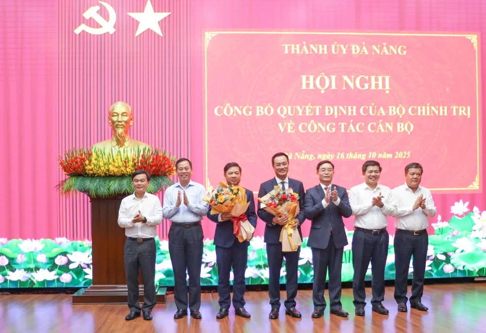 Các đồng chí lãnh đạo tỉnh Quảng Trị tặng hoa chúc mừng đồng chí Lê Ngọc Quang. Ảnh: XUÂN QUỲNH IMG_0410.jpg