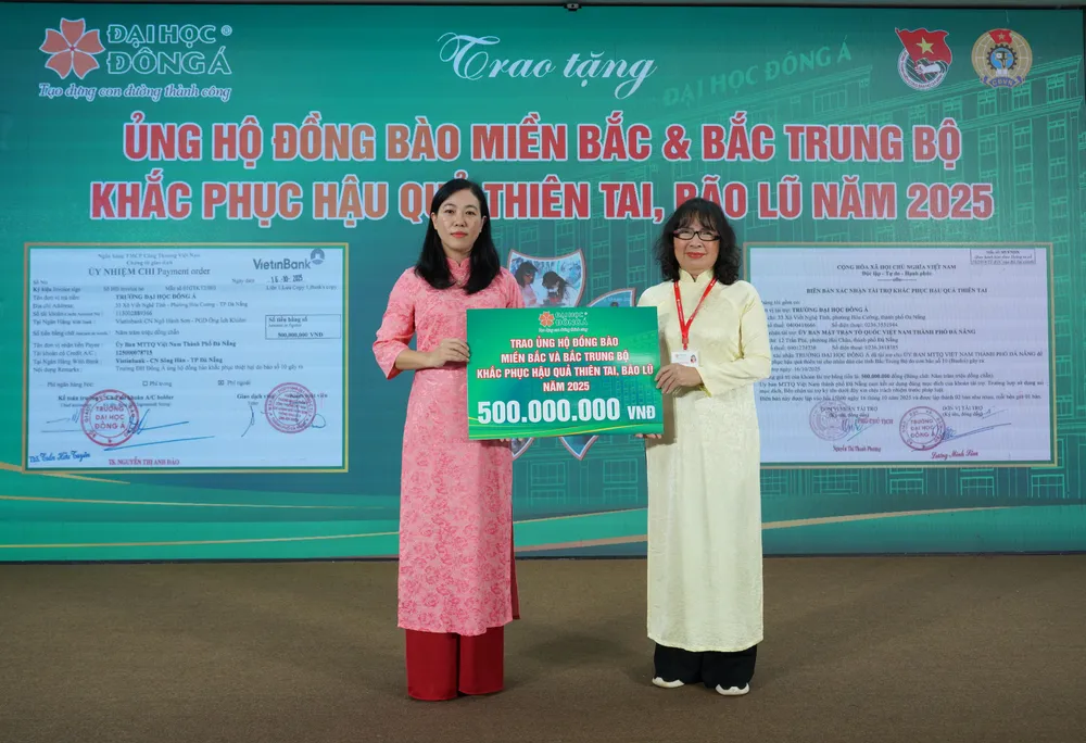 Bà Nguyễn Thị Thanh Phương, Phó Chủ tịch Ủy ban MTTQ Việt Nam TP Đà Nẵng tiếp nhận ủng hộ đồng bào khắc phục bão lũ từ Đại học Đông Á trao ung ho dong bao 7R302268.JPG