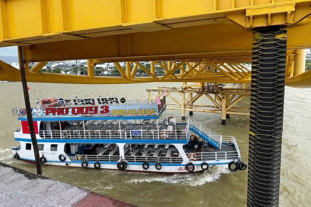 Cầu Nguyễn Văn Trỗi được nâng nhịp giữa cho tàu thuyền di dời tránh bão 565910977_122154662882634811_378315118650449316_n.jpg