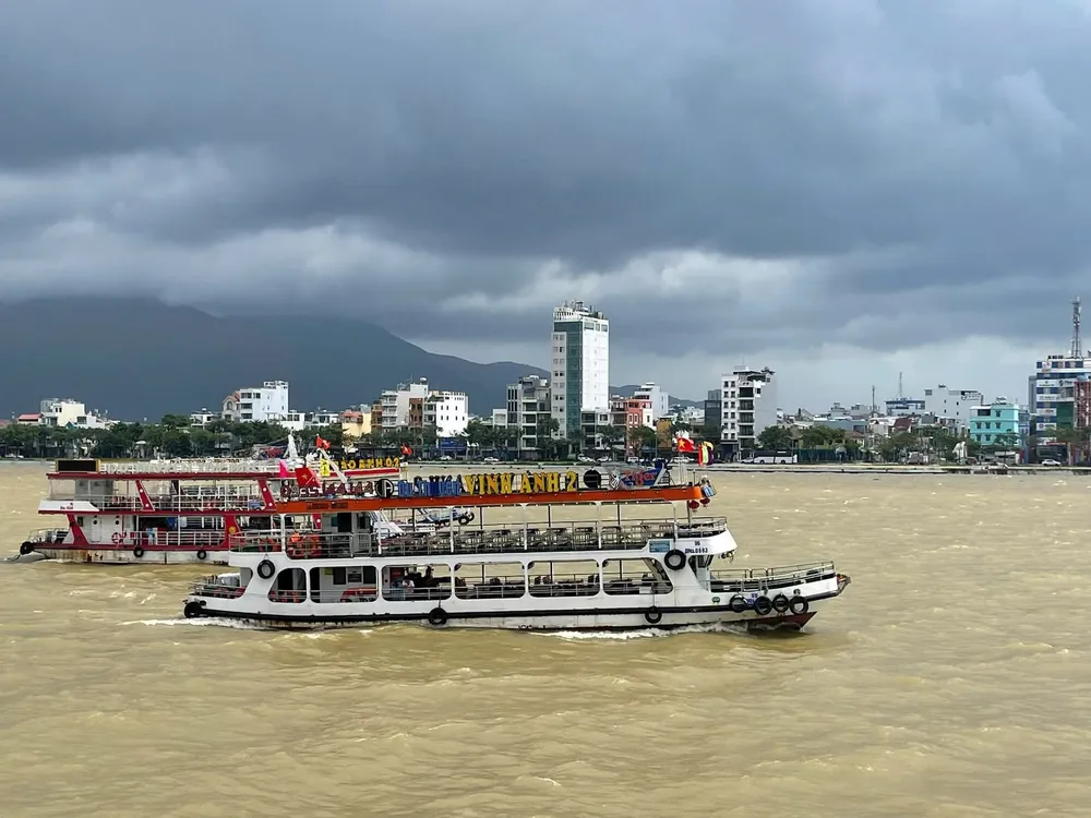 Toàn bộ tàu thuyền du lịch phải di dời đến nơi tránh trú an toàn 566237845_122154662924634811_5291919511283429112_n.jpg