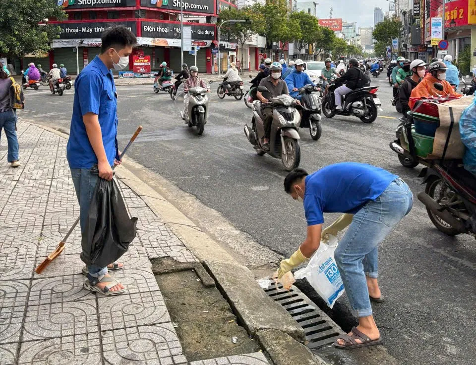 Các hội đoàn thể thuộc phường Thanh Khê (TP Đà Nẵng) khơi thông cống rãnh ở những tuyến đường lớn