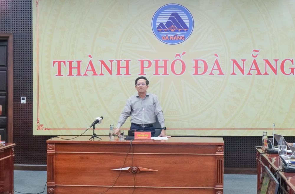 Ông Trần Nam Hưng, Phó Chủ tịch UBND TP Đà Nẵng thông tin tại cuộc họp. Ảnh: XUÂN QUỲNH 22-10 HOP TRUC TUYEN.jpg