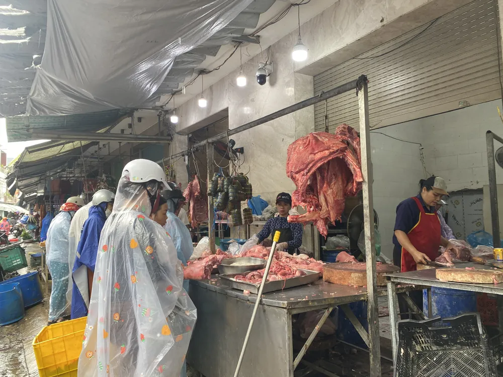 Người dân đổ xô mua thịt tại chợ Thanh Khê 1 trước bão số 12. Ảnh: PHẠM NGA cho thanh khe.jpg