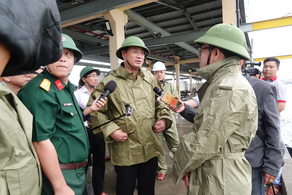 Ông Lê Ngọc Quang, Bí thư Thành ủy Đà Nẵng kiểm tra công tác phòng chống bão tại âu thuyền và cảng cá Thọ Quang. Ảnh: XUÂN QUỲNH