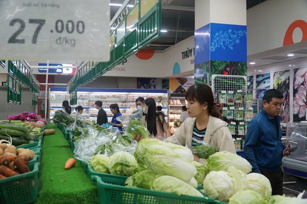 Lượng khách đến Co.opmart tăng gấp đôi so với ngày thường. Ảnh: XUÂN QUỲNH sieu thi (7).jpg