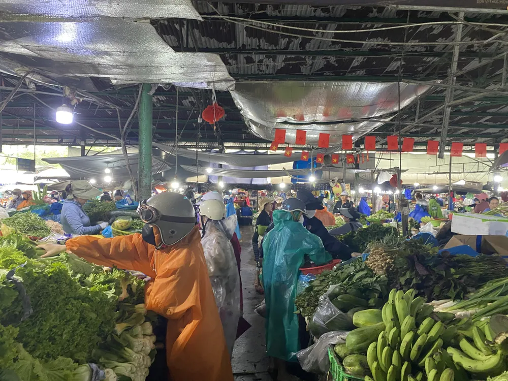 Các quầy rau xanh luôn trong tình trạng đông nghịt người mua. Ảnh: PHẠM NGA z7142821189157_dccde9d1cb0bf1be45743d8e7c42d6e4.jpg