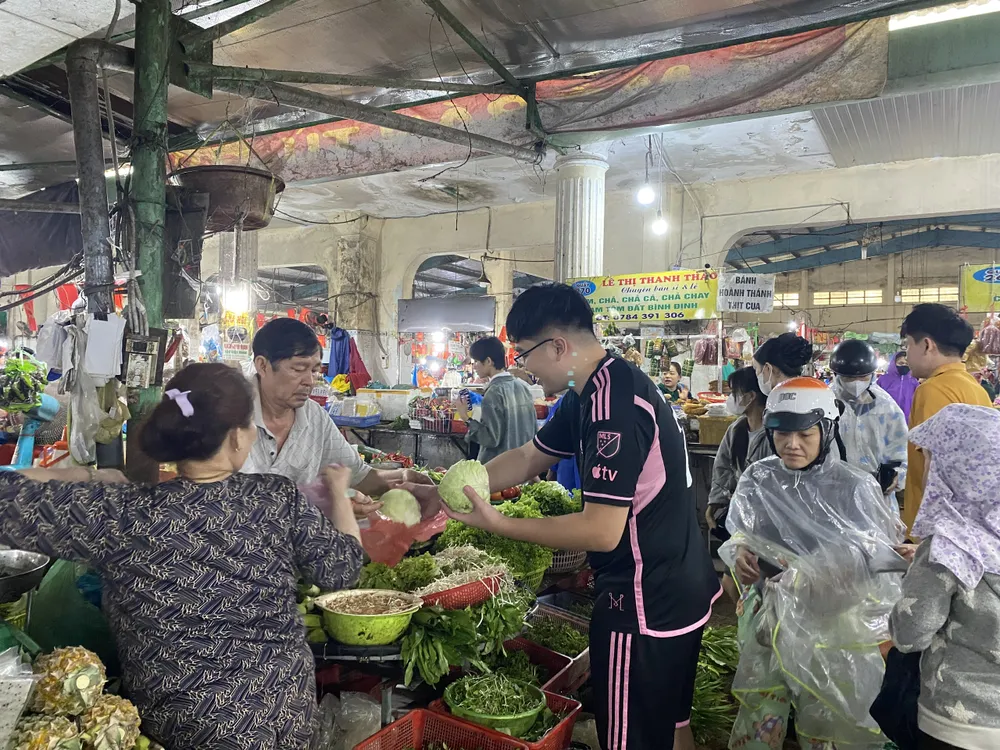Sức mua rau xanh tại chợ Hòa Khánh tăng gấp nhiều lần. Ảnh: PHẠM NGA z7142821326646_00ed8b2e0d25b6127c03a667c4d6d1c9.jpg