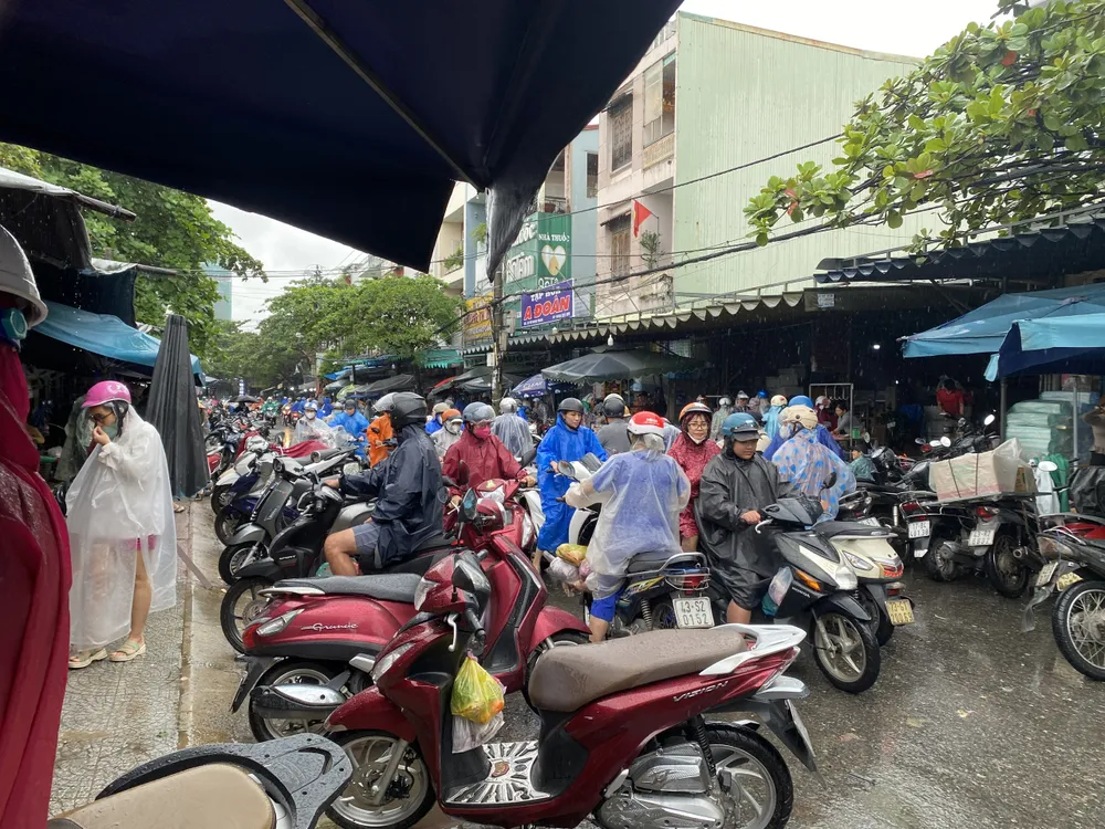 Một số tuyến đường xung quanh chợ xảy ra tình trạng ách tắc cục bộ. Ảnh: PHẠM NGA z7142821619445_d6f38f981dbf638c92a71b698cbf207c.jpg
