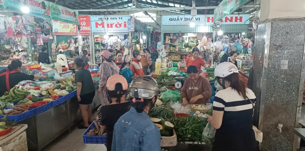 Đông đúc người dân đến quầy hàng thực phẩm tại chợ An Hải Bắc. Ảnh: XUÂN QUỲNH z7143123933317_28220dfcc181c4899a599b28e66f2b4b.jpg