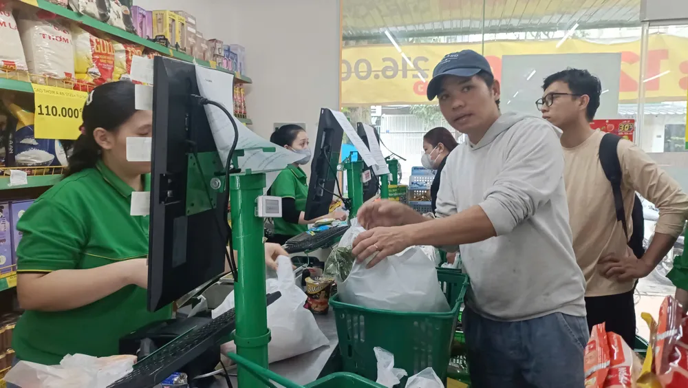 Dòng người xếp hàng thanh toán ngày một đông. Ảnh: XUÂN QUỲNH z7143124033238_31fd54b099eccced83935d16c0195420.jpg