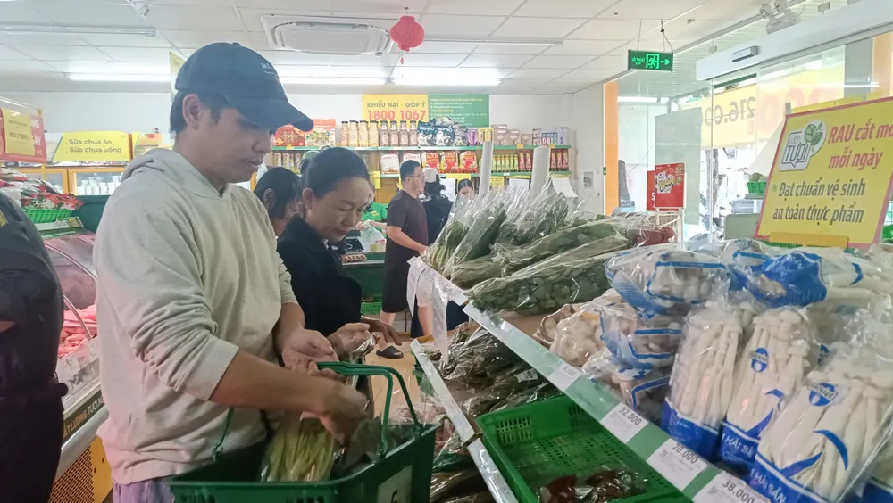 Các quầy rau được người dân ưu tiên lựa chọn. Ảnh: XUÂN QUỲNH z7143124101129_c6c17eb08aff8e3eceaed9e0a467b036.jpg