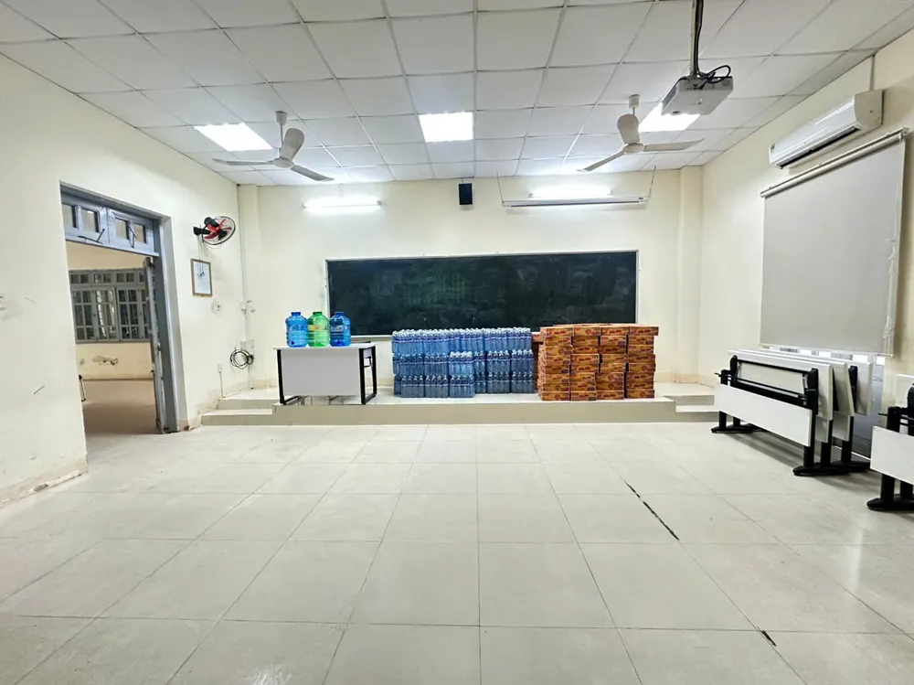 Ký túc xá Trường Đại học Sư phạm mở cửa xuyên đêm để sinh viên, người dân di chuyển vào trú bão z7143568359826_d5fd619652d8f9fa03e9921db4fecc11.jpg