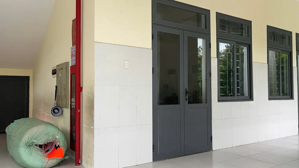 Những phòng học của trường được trưng dụng để làm chỗ cho người dân tránh trú bão z7144607605469_44a68adbbb410c9f6cfcb3a42d972a0b.jpg