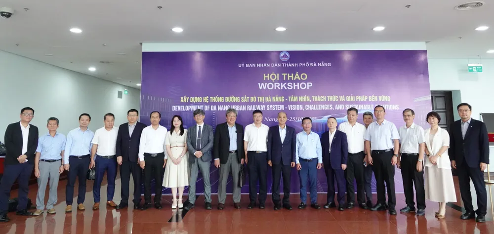 Các chuyên gia, nhà quản lý chụp hình lưu niệm. Ảnh: XUÂN QUỲNH