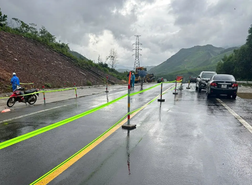 Khu vực này chịu ảnh hưởng nặng của đợt mưa bão kéo dài nhiều ngày z7159168376796_7b27096546e90dbcd8b1a559202d2c08.jpg