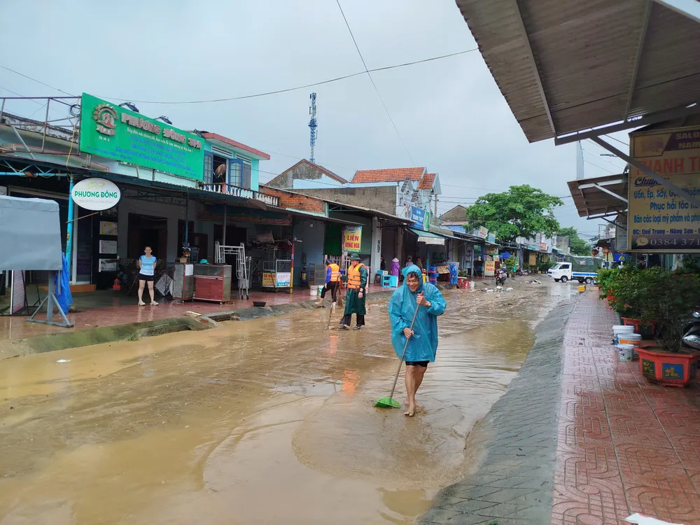 Nước đang rút chậm dần. Ảnh: PHẠM PHÚ THÁI 2.jpg