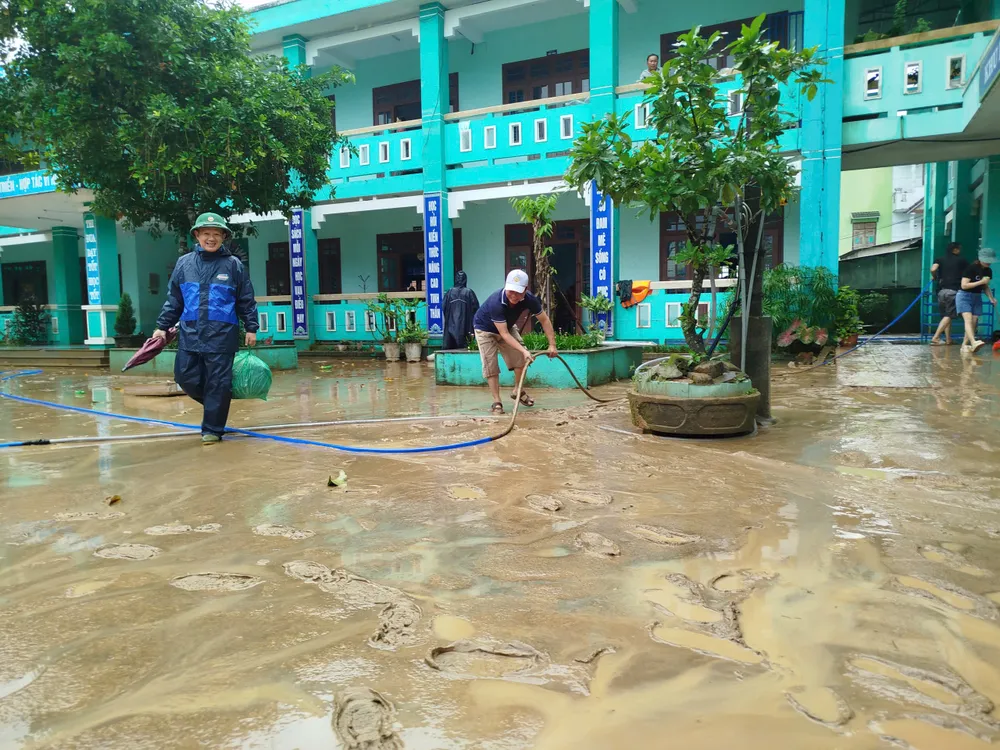 Bùn còn đọng lại sau khi nước rút. Ảnh: PHẠM PHÚ THÁI 5.jpg