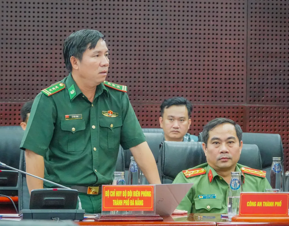 Bộ đội Biên phòng TP Đà Nẵng báo cáo công tác ứng phó mưa lũ. Ảnh: XUÂN QUỲNH DSC07137.JPG